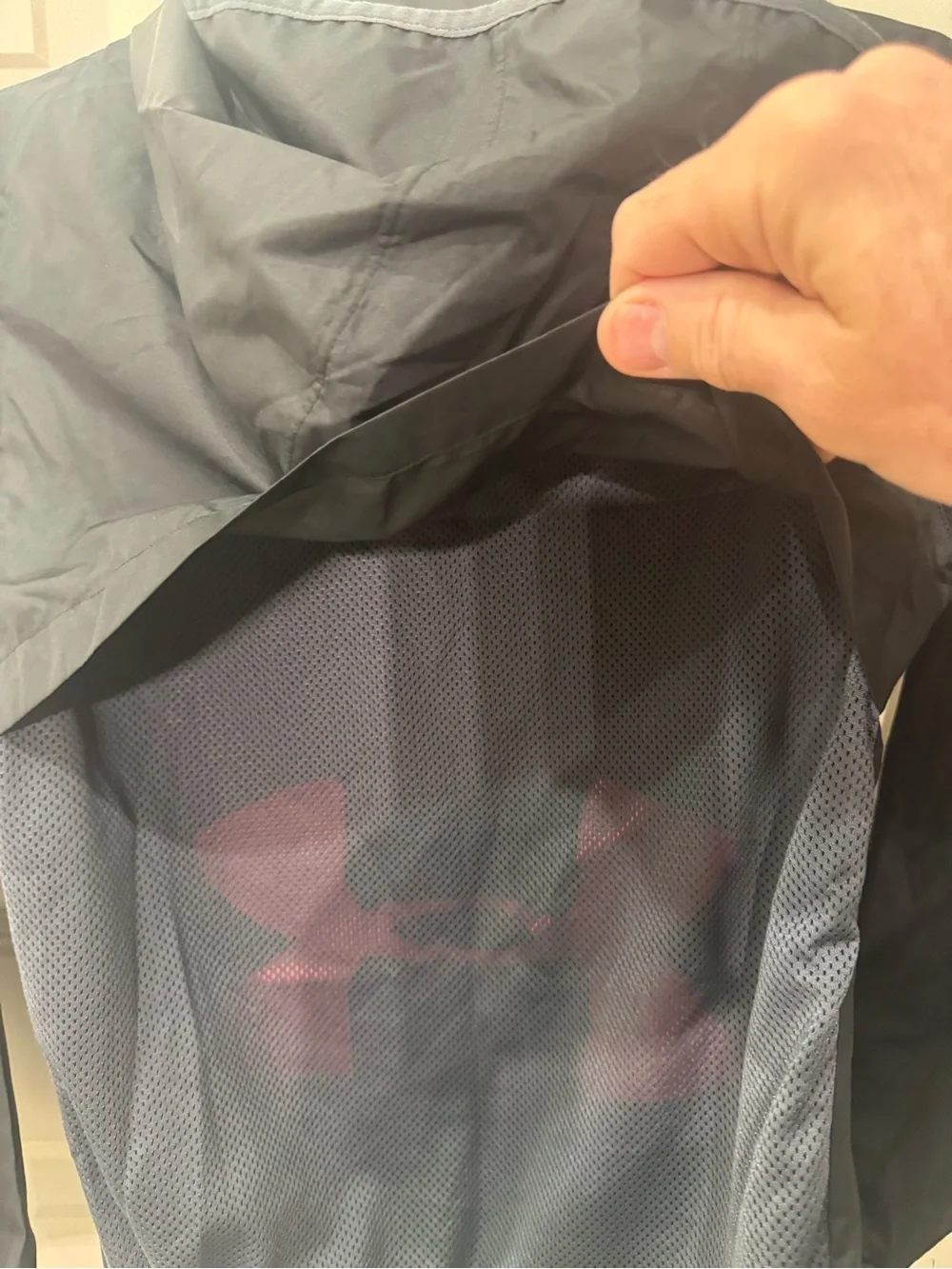 Under Armour youth windbreaker jacket featuring a full-zip closure and hood sz M